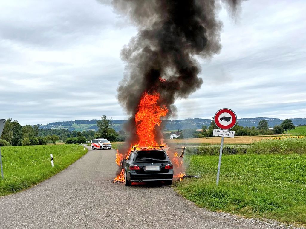 Ein Auto steht in Flammen.